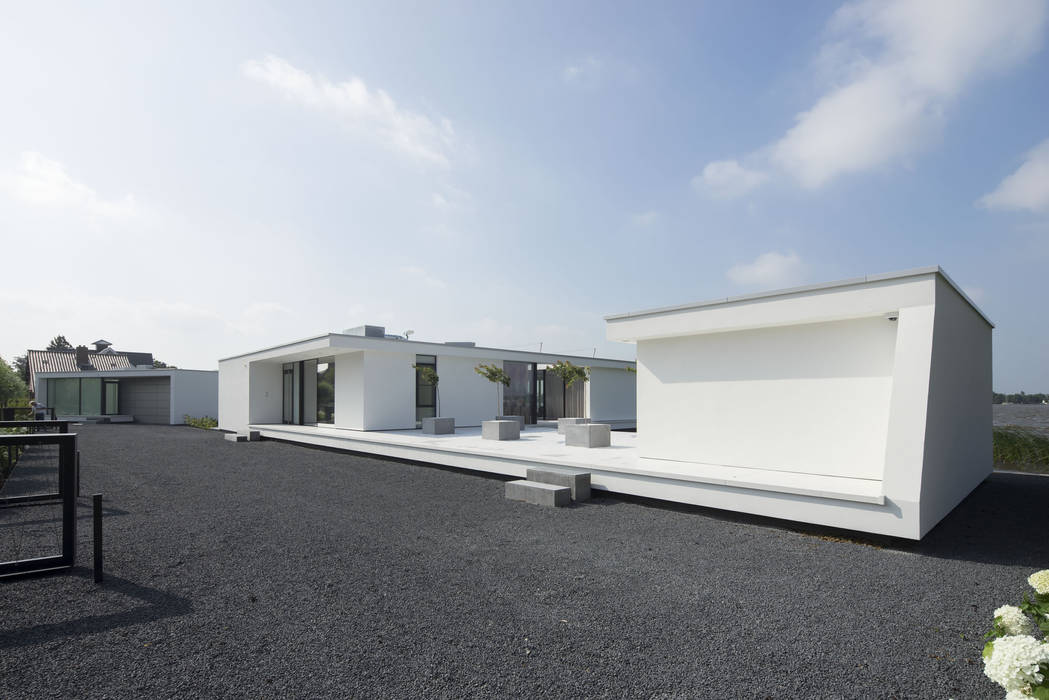 “G-house, villa met gastenverblijf aan de Reeuwijkse Plas” , Lab32 architecten Lab32 architecten โรงรถและหลังคากันแดด