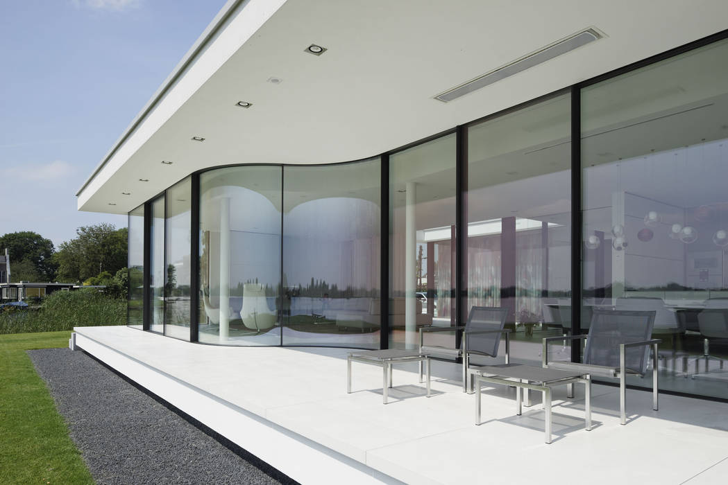 “G-house, villa met gastenverblijf aan de Reeuwijkse Plas” , Lab32 architecten Lab32 architecten ระเบียง, นอกชาน กระจกและแก้ว