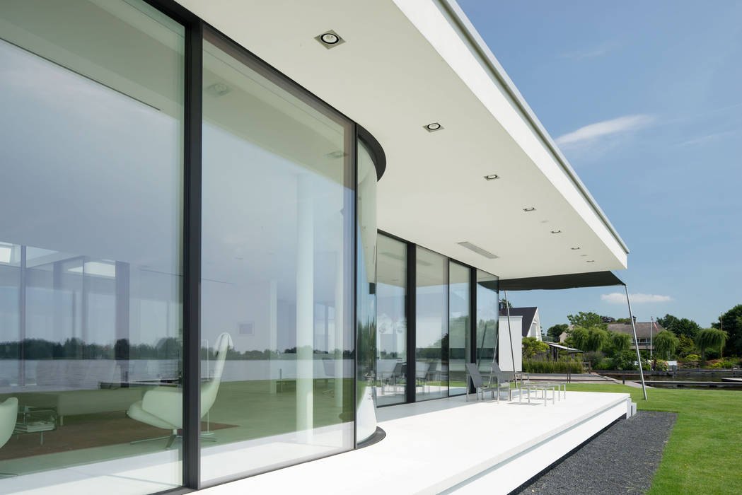 “G-house, villa met gastenverblijf aan de Reeuwijkse Plas” , Lab32 architecten Lab32 architecten Moderne balkons, veranda's en terrassen Glas