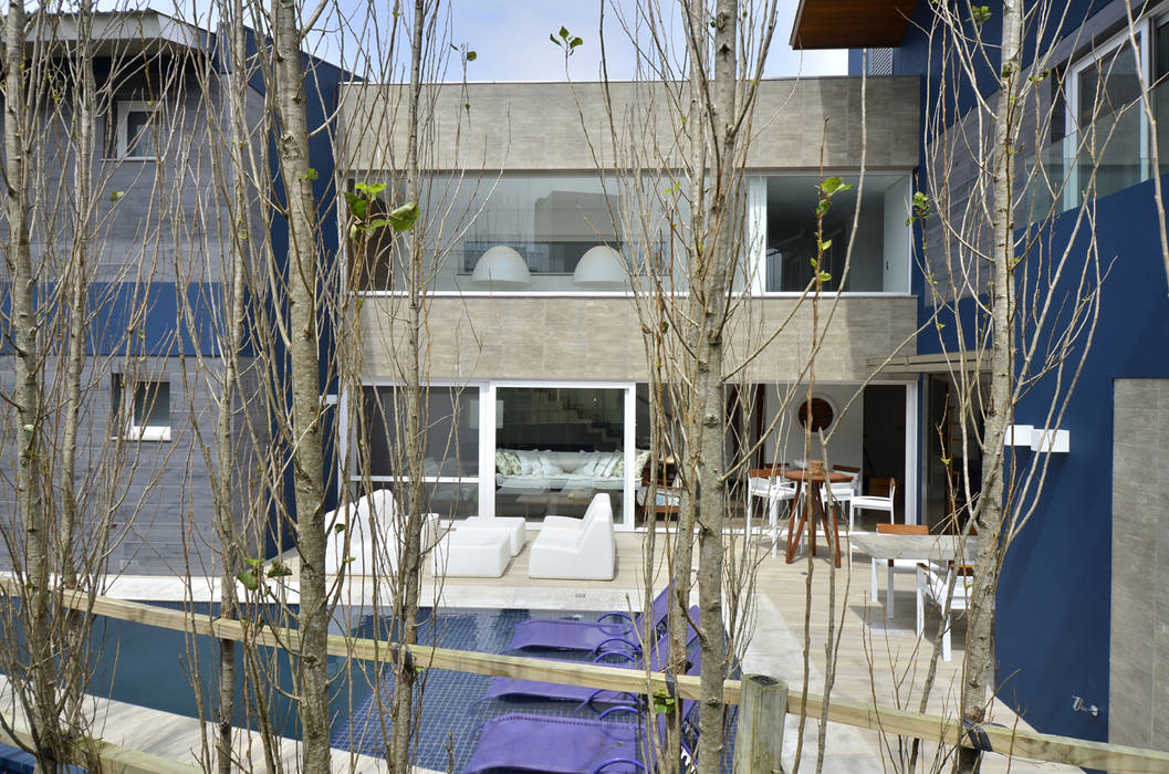 A CASA AZUL, HECHER YLLANA ARQUITETOS HECHER YLLANA ARQUITETOS Albercas modernas