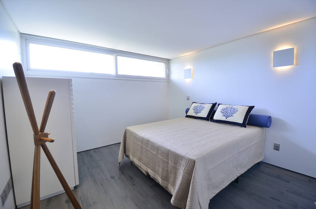 A CASA AZUL, HECHER YLLANA ARQUITETOS HECHER YLLANA ARQUITETOS Modern style bedroom