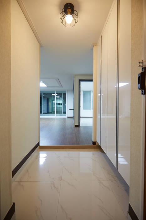 homify Modern Corridor, Hallway and Staircase