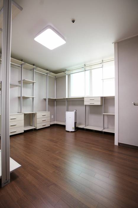 homify Modern Dressing Room