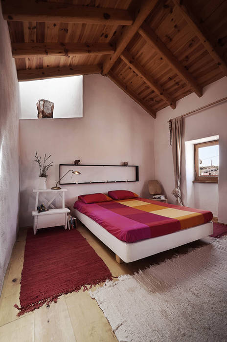 CASA EM FORMA DE ABRAÇO , pedro quintela studio pedro quintela studio Kamar Tidur Gaya Rustic Batu