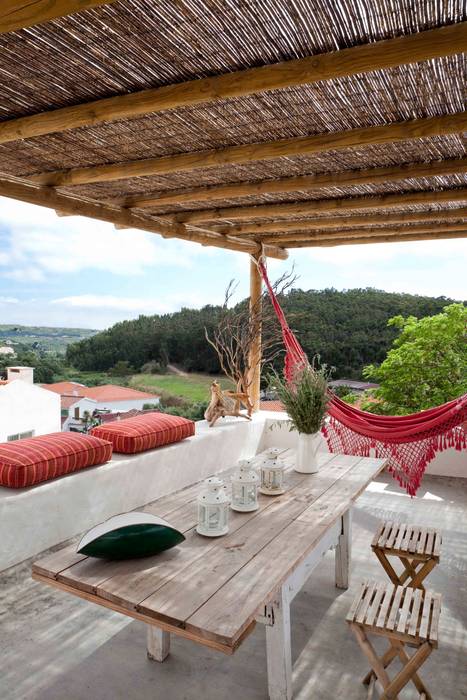 CASA EM FORMA DE ABRAÇO , pedro quintela studio pedro quintela studio Rustic style balcony, porch & terrace