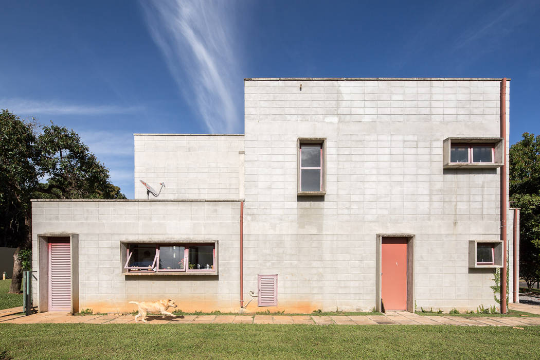 homify Industrial style houses Concrete