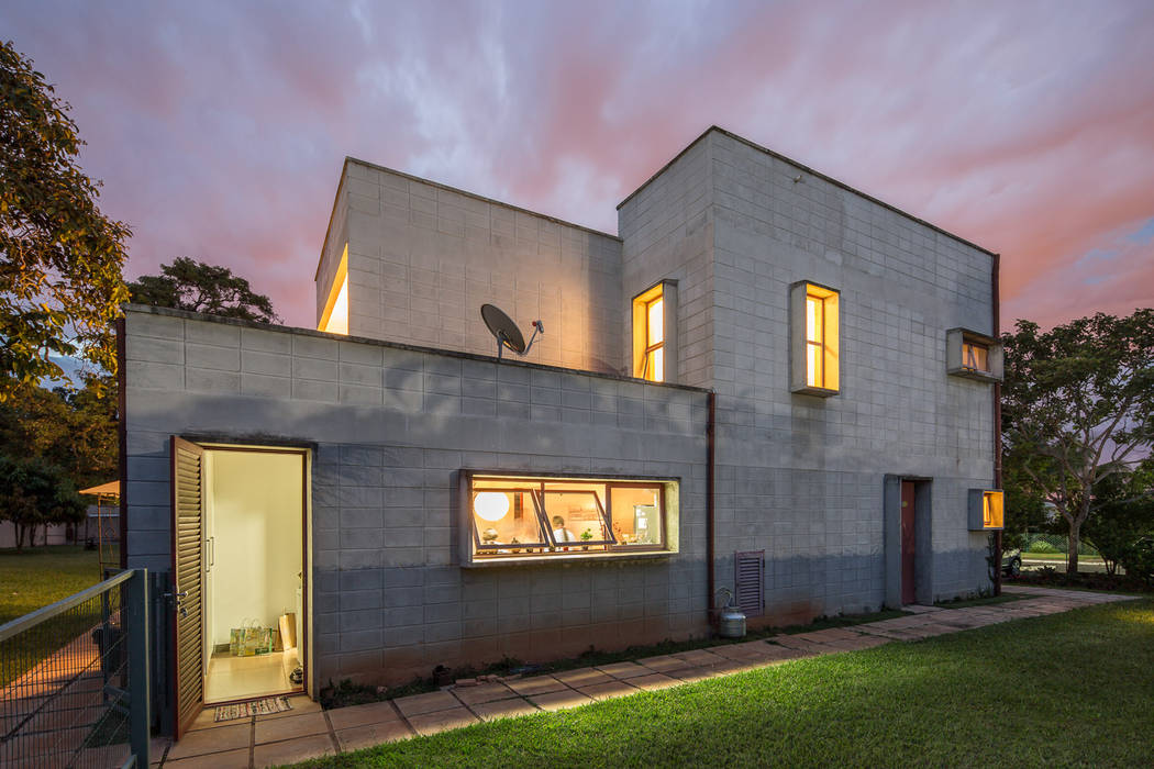 homify Industrial style houses Concrete