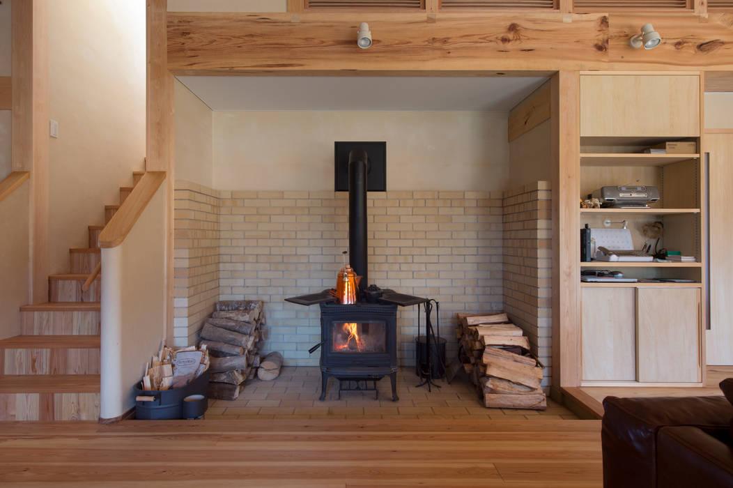 ツイノスミカ～うちの山の木, 大森建築設計室 大森建築設計室 Living room Bricks