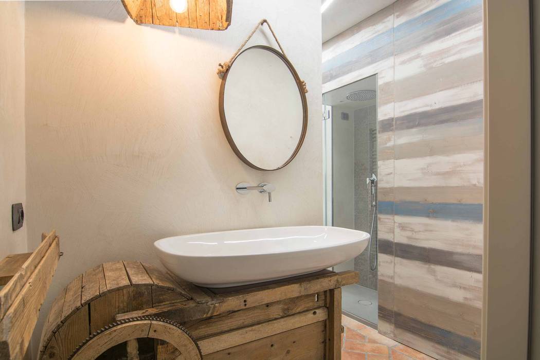 homify Salle de bain industrielle Bois massif Multicolore