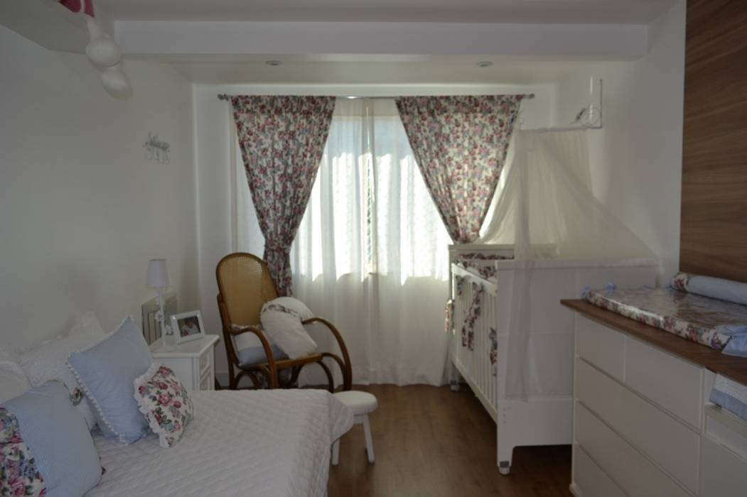 Quarto Menina Felix Crame Isabella Machado Arquitetura Quarto infantil clássico quarto de menina,quarto,quarto de bebê,piso de madeira,madeira,cadeira de balanço,cortina