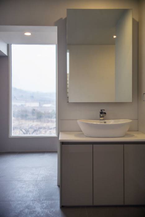 Pyrus House, 'Snow AIDe 'Snow AIDe Modern bathroom