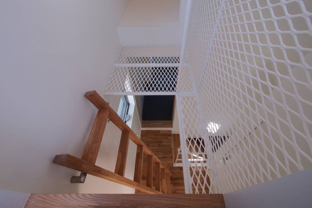 白金の家, アトリエ スピノザ アトリエ スピノザ 北欧スタイルの 玄関&廊下&階段