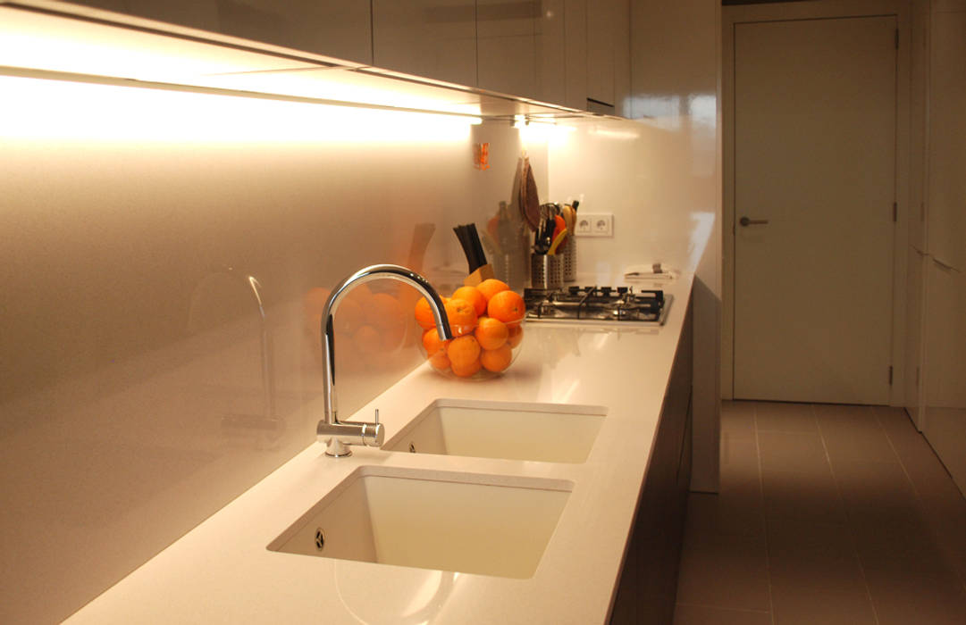 Proyecto iluminación interior: un piso en Barcelona, OutSide Tech Light OutSide Tech Light Кухня в стиле модерн