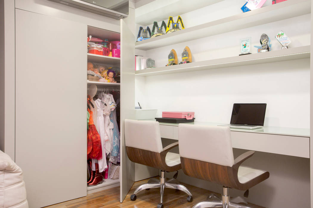 Sala Intima e Home Office com espaço para fantasias e brinquedos Karla Silva Designer de Interiores Escritórios modernos