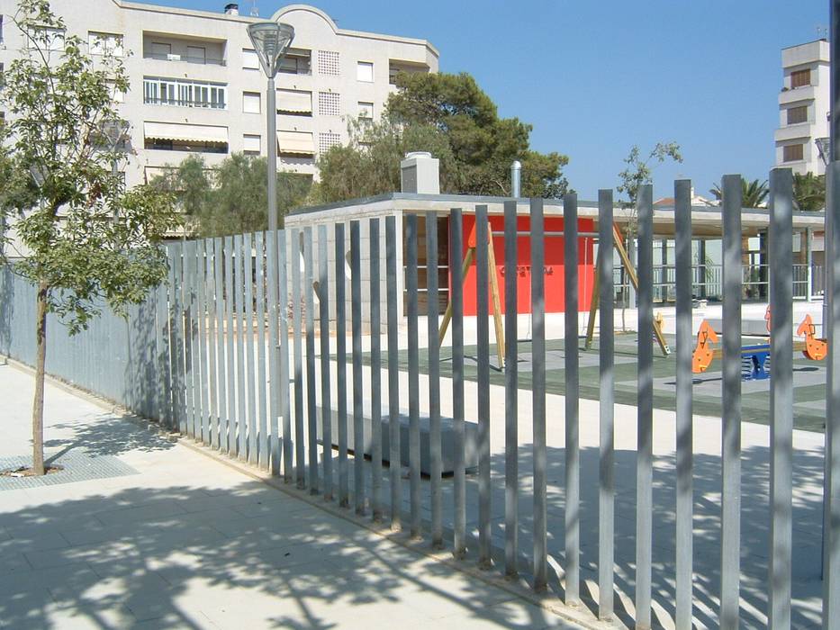 PLAZA PÚBLICA Y CAFETERÍA, NUÑO ARQUITECTURA NUÑO ARQUITECTURA Modern garden