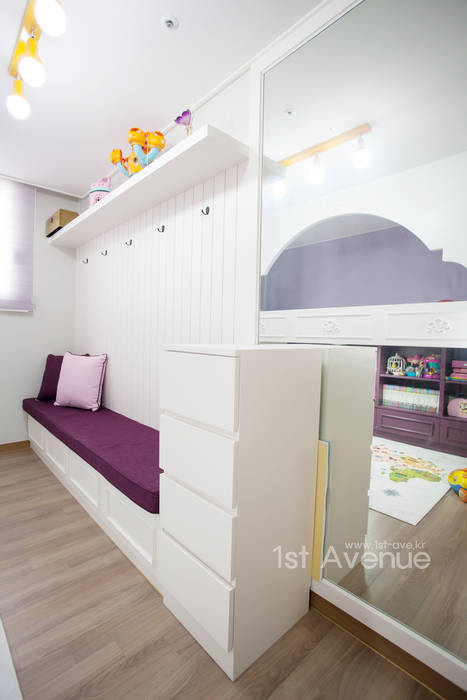 러블리한 다락방이 있는 인테리어, 퍼스트애비뉴 퍼스트애비뉴 Habitaciones para niños de estilo moderno