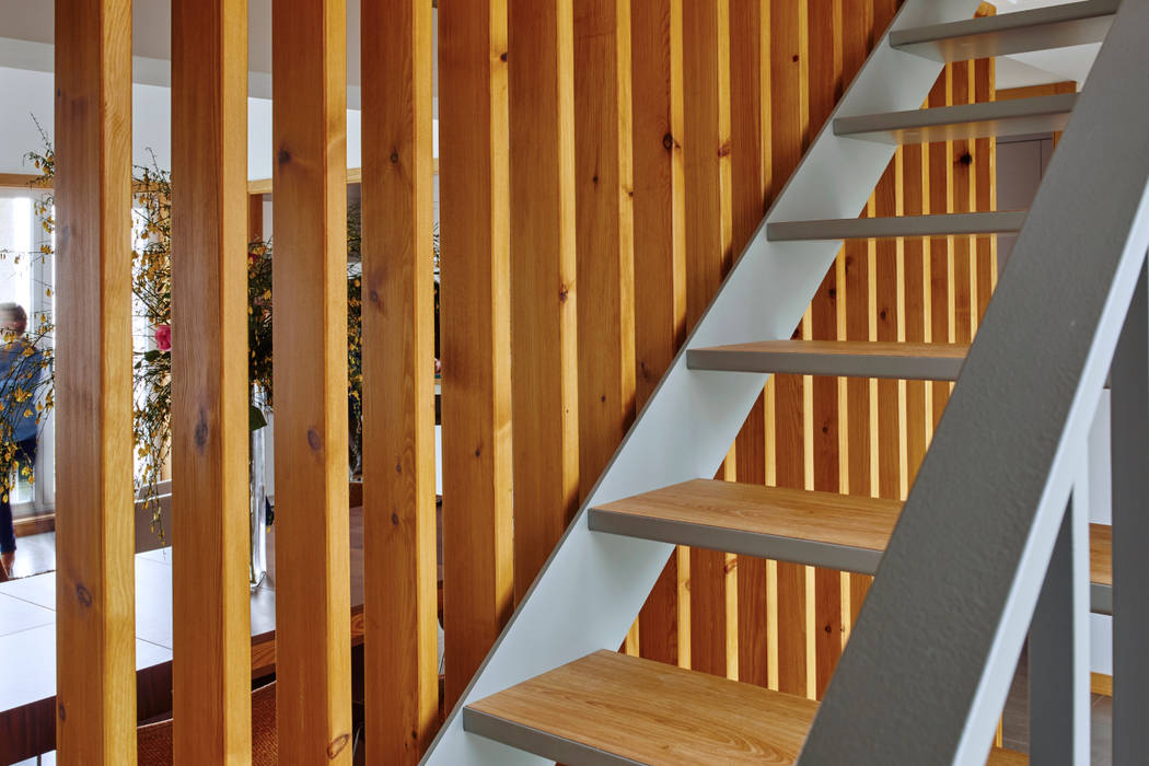 La casa de Sara y Fran, Estudio de Arquitectura Sra.Farnsworth Estudio de Arquitectura Sra.Farnsworth Scandinavian style corridor, hallway& stairs Wood Wood effect