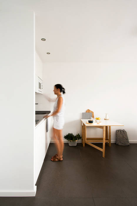 Reforma de apartamento en Alicante, V+M ARQUITECTOS V+M ARQUITECTOS Cocinas de estilo escandinavo Zapato,Hombro,Muebles,Mesa,Diseño automotriz,Manga,Piso,Diseño de interiores,Piso,Comodidad