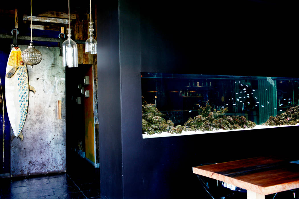 ADn saltwater aquarium at restaurant Lazuli - Estórias do Mar ADn Aquarium Design Espaços comerciais Espaços de restauração