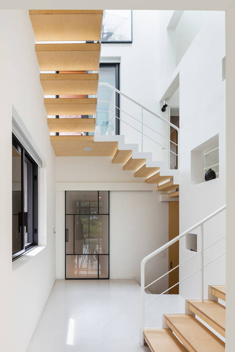 L house, aandd architecture and design lab. aandd architecture and design lab. Modern Corridor, Hallway and Staircase