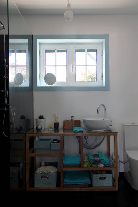 azul, crónicas do habitar crónicas do habitar Minimalistyczna łazienka