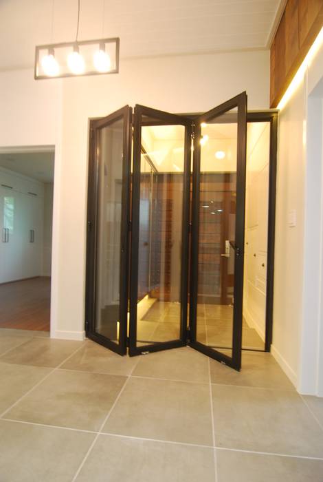 고전 주택의 변신 .....전원주택으로..., 다한디자인 다한디자인 Modern Corridor, Hallway and Staircase Glass