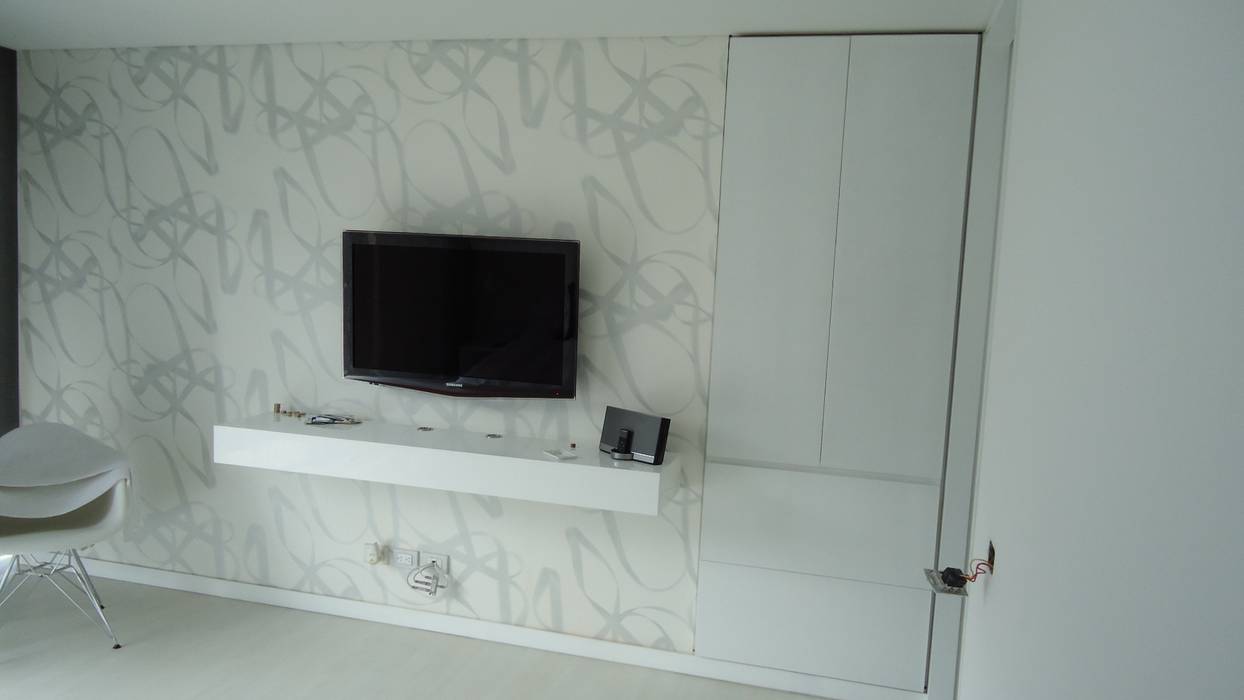 RESIDENCIA TAO GRANADOS - Mueble consola TV Mako laboratorio Dormitorios minimalistas Madera Acabado en madera Placares y cómodas