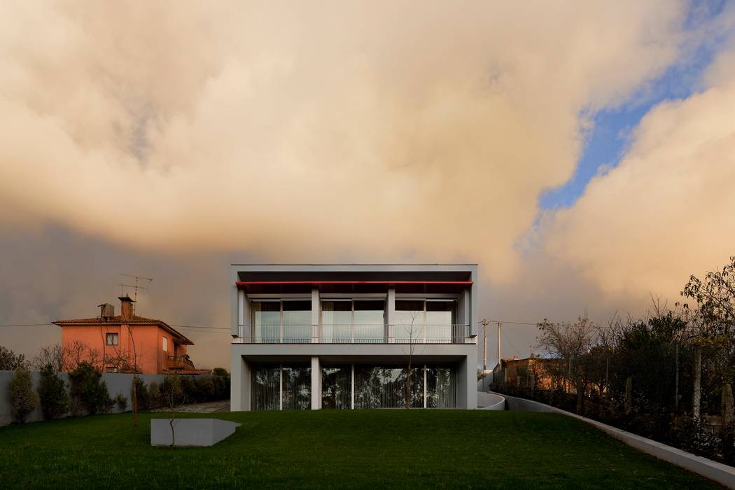 Casa em Souto, Nelson Resende, Arquitecto Nelson Resende, Arquitecto Casas modernas Nuvem,Plantar,Céu,Construção,Árvore,Janela,Grama,Área residencial,Paisagem,Fachada