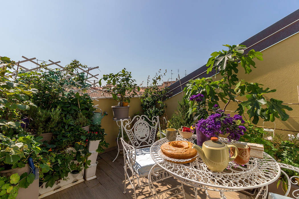 terrazza a tasca sul tetto Bartolucci Architetti terrazzo sul tetto,mansarda,angolo accogliente,giardino interno piante aromatiche,piante in vaso,tavolo da giardino