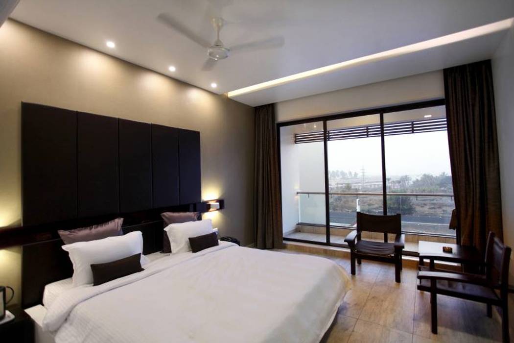 Hotel The Grand Daksh, RUST the design studio RUST the design studio Modern style bedroom