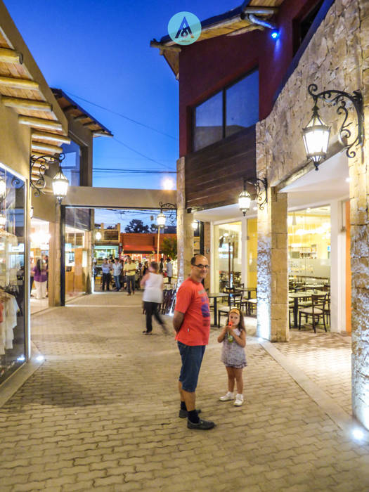 Galeria Comercial en Mina Clavero - Cordoba, AARQUM AARQUM Casas modernas: Ideas, imágenes y decoración Madera Acabado en madera