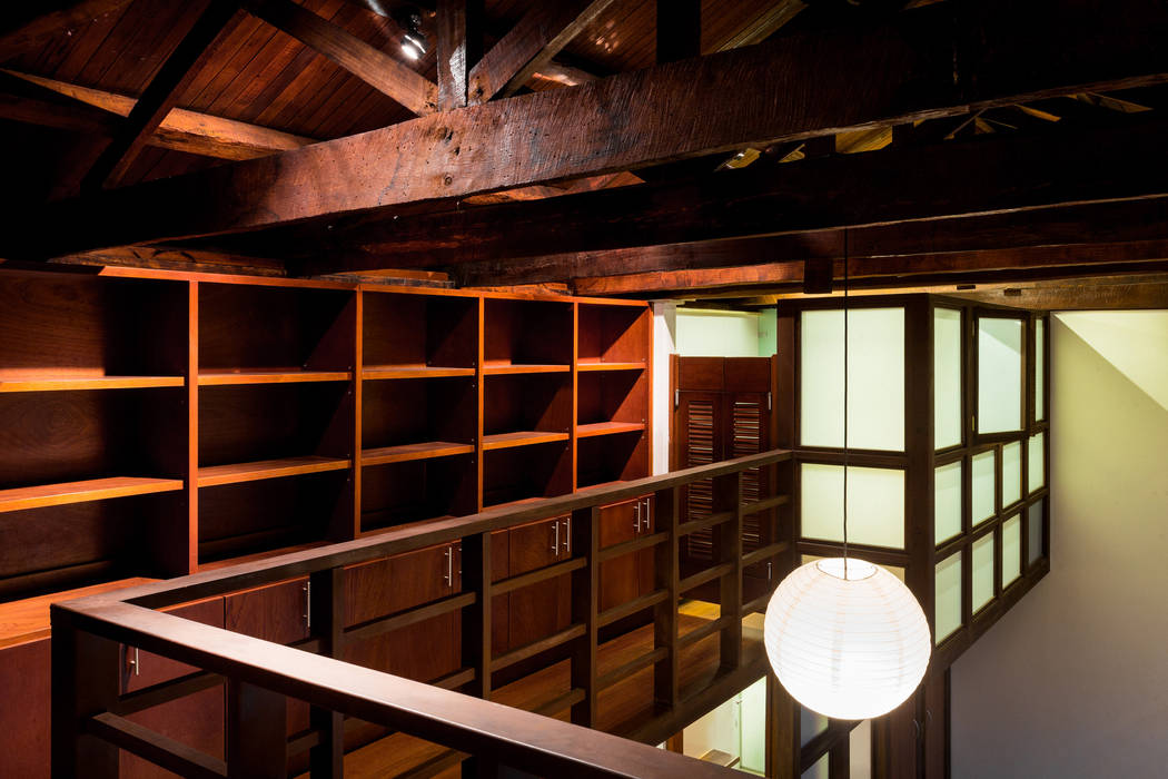Mezzanine: plataforma habitación, biblioteca, galería, baño. SDHR Arquitectura Pasillos, vestíbulos y escaleras de estilo moderno Madera Acabado en madera
