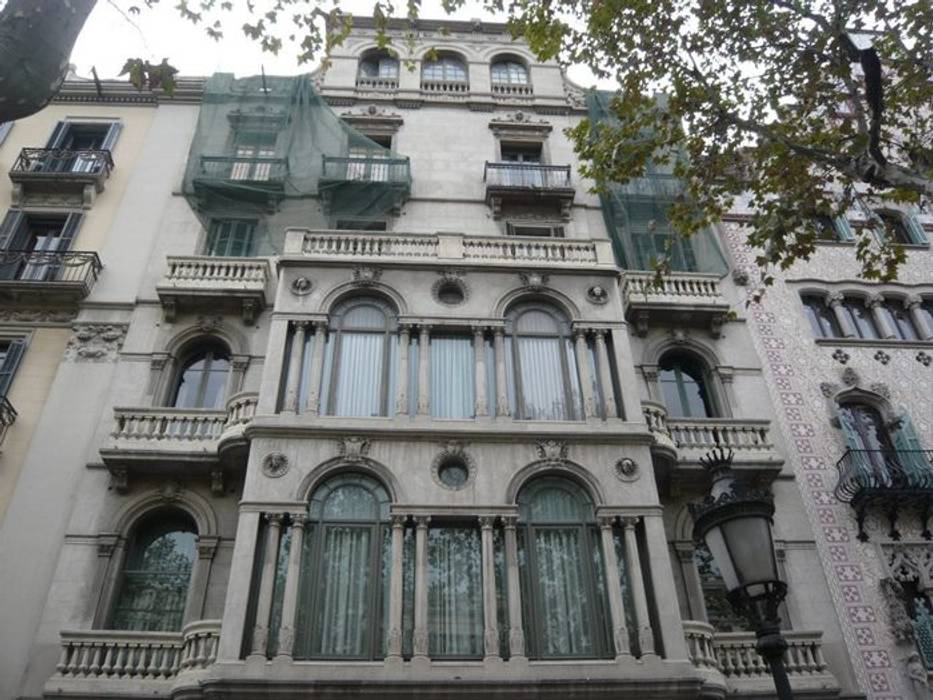 Restauración Fachada Casa Bonet en Barcelona, Estudio Arquitectura Ricardo Pérez Asin Estudio Arquitectura Ricardo Pérez Asin Balcon, Veranda & Terrasse classiques
