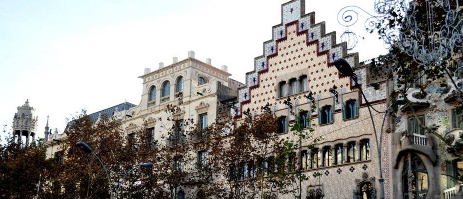 Restauración Fachada Casa Bonet en Barcelona, Estudio Arquitectura Ricardo Pérez Asin Estudio Arquitectura Ricardo Pérez Asin Patios