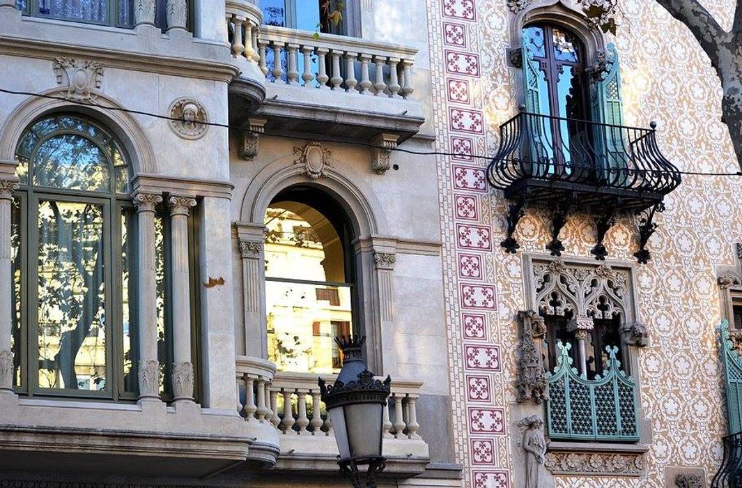 Restauración Fachada Casa Bonet en Barcelona, Estudio Arquitectura Ricardo Pérez Asin Estudio Arquitectura Ricardo Pérez Asin Patios