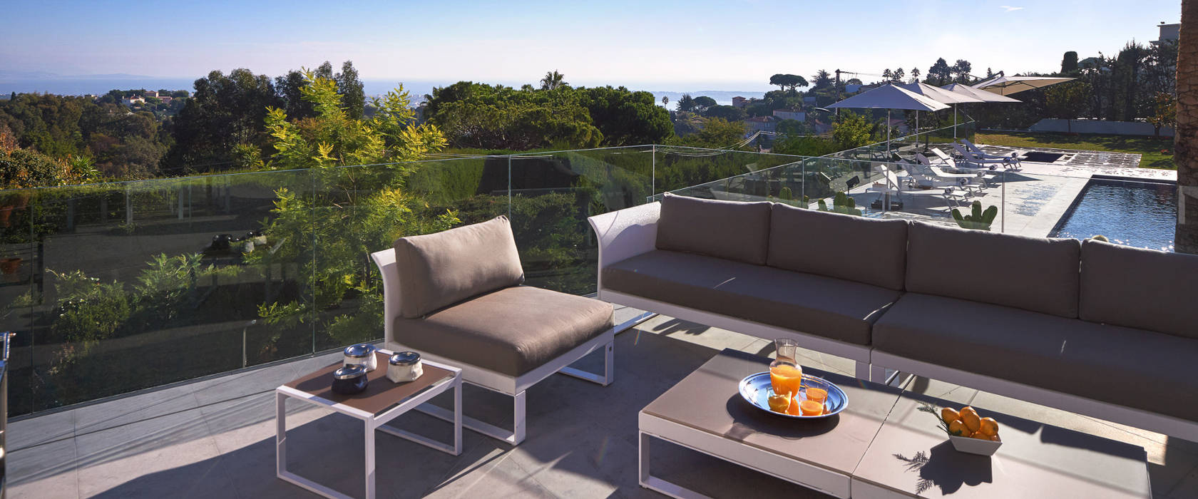 A Dreamy Villa Project: Super Cannes, TLA Studio TLA Studio Modern style balcony, porch & terrace