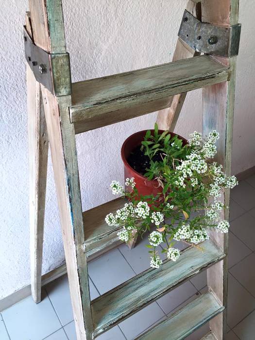 ESCALERA MACETERO Marian de las Camelias Jardines de estilo rural Madera Acabado en madera Accesorios y decoración