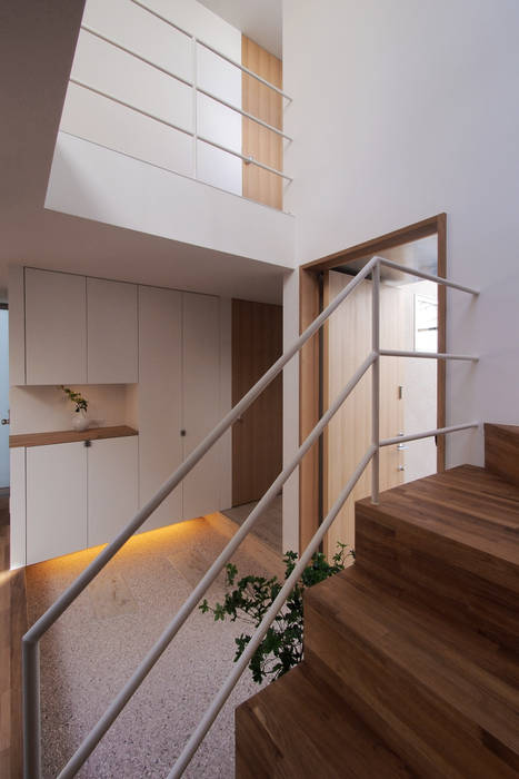 大東の家その３, アトリエ スピノザ アトリエ スピノザ Scandinavian style corridor, hallway& stairs