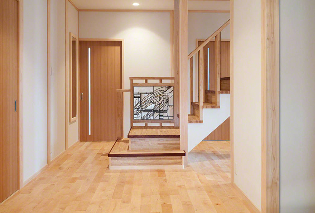 玄関正面階段手摺 マルグラスデザインスタジオ 玄関 廊下 階段階段 ガラス 白色 Homify