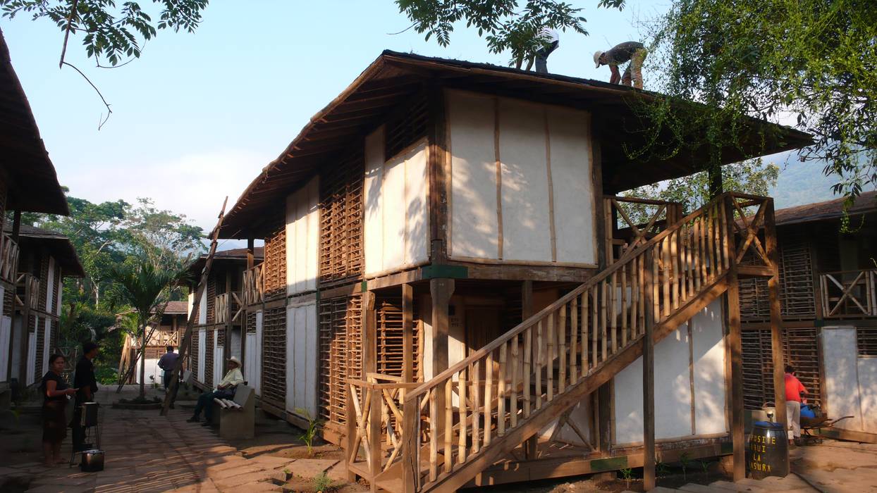 Pueblo Autosuficiente, ABCDEstudio ABCDEstudio Casas de estilo tropical Madera Acabado en madera