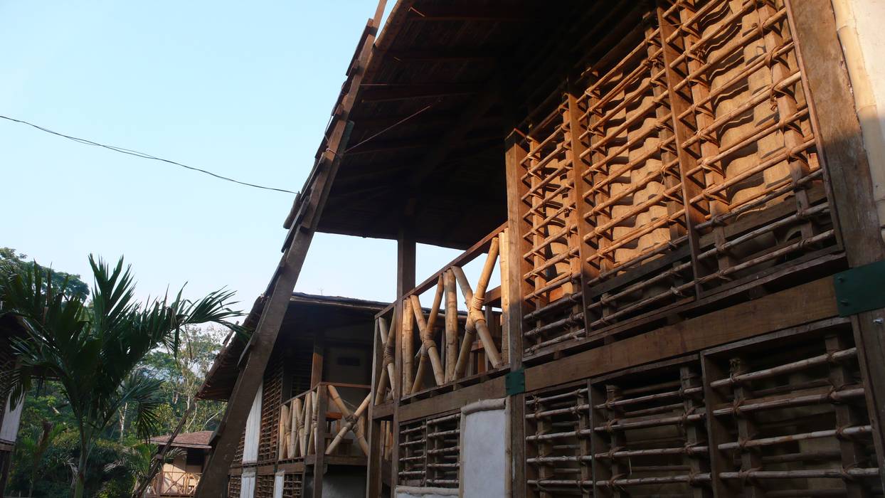 Pueblo Autosuficiente ABCDEstudio Casas de estilo tropical Madera Acabado en madera