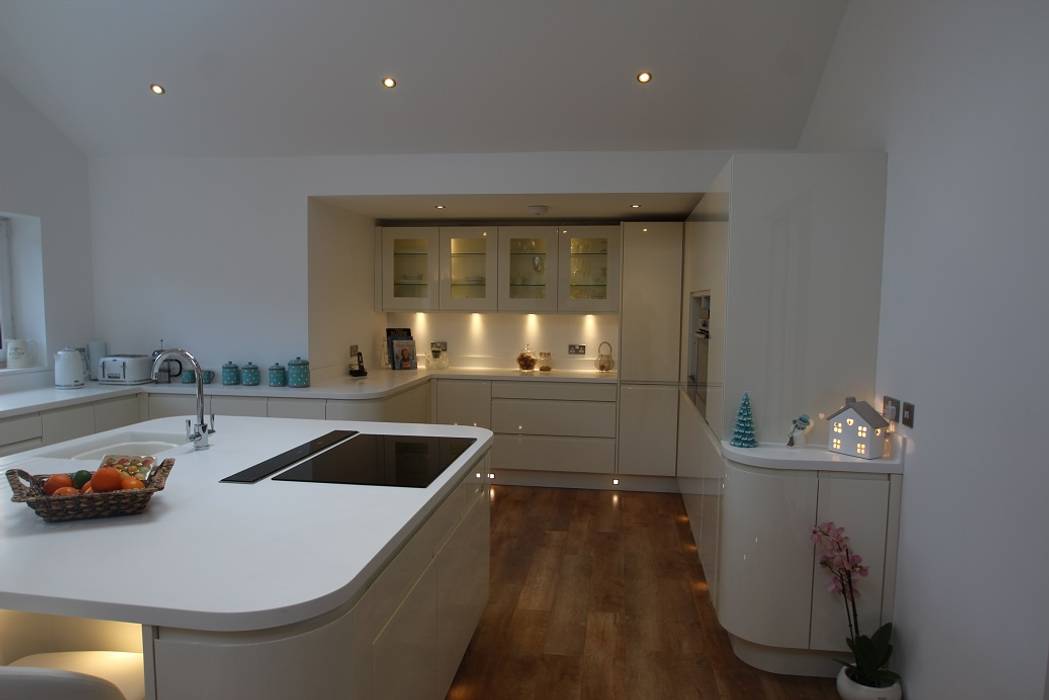 ​Beautiful curved island and kitchen with plenty of worktop space AD3 Design Limited Modern Kitchen