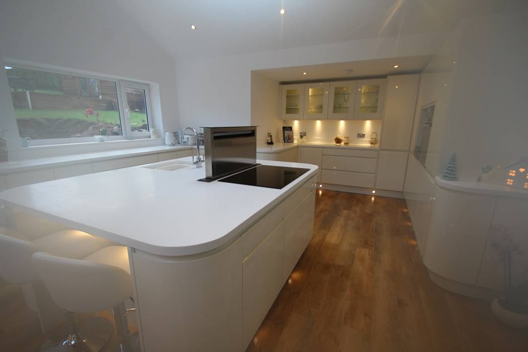 ​Beautiful curved island and kitchen with plenty of worktop space AD3 Design Limited Moderne keukens