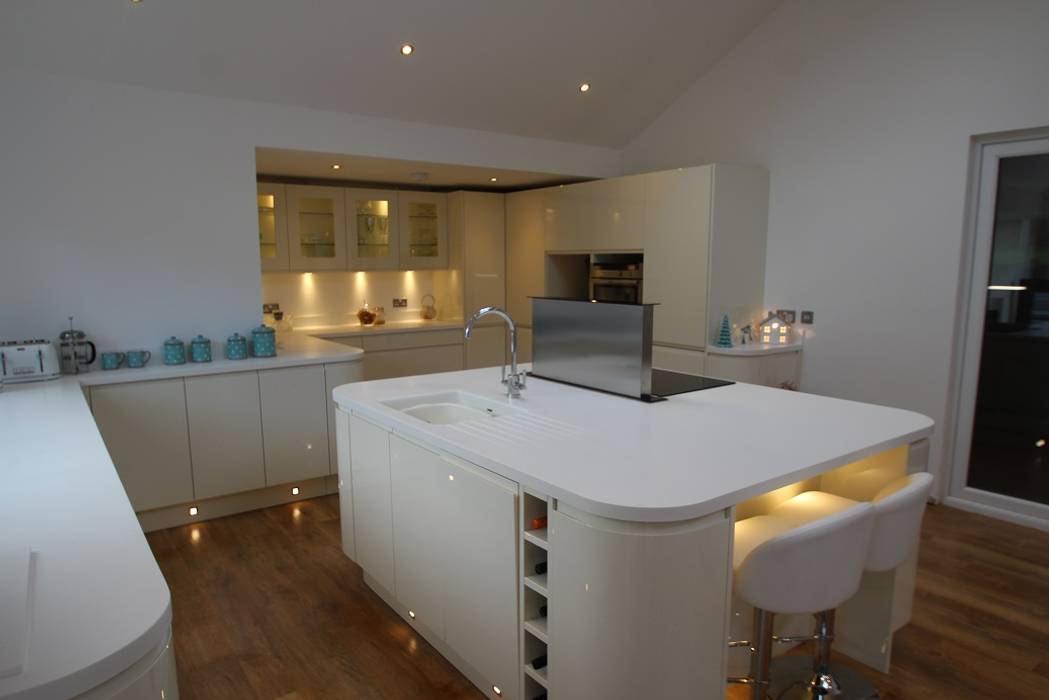 ​Beautiful curved island and kitchen with plenty of worktop space AD3 Design Limited モダンな キッチン