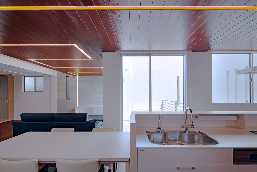 Y8-house「木と石の家」, Architect Show Co.,Ltd Architect Show Co.,Ltd Modern Kitchen 台所の流し,建物,財産,シンク,キャビネット,家具,窓,カウンタートップ,タップ,ソファー