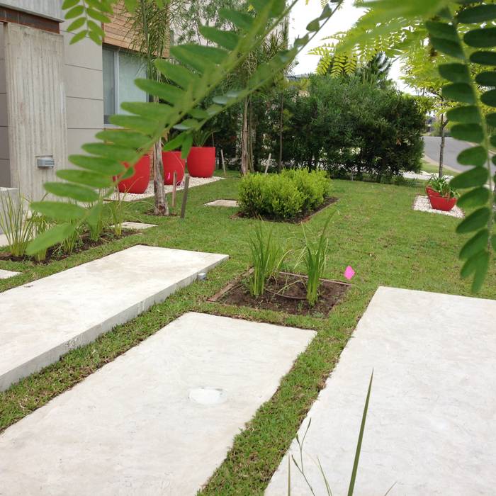 MODERN RED BAIRES GREEN Jardines de estilo moderno