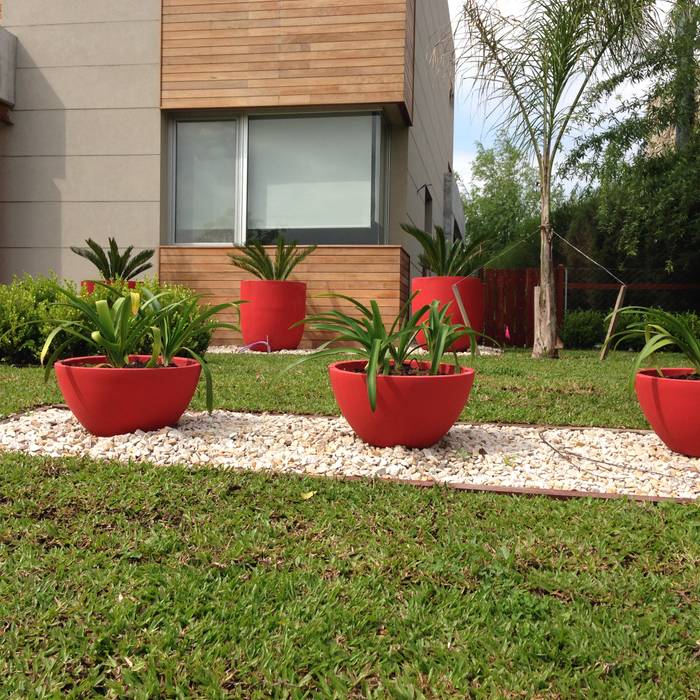 MODERN RED, BAIRES GREEN BAIRES GREEN Modern style gardens