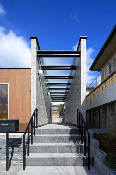 空に繋がる住宅, 猪股浩介建築設計 Ｋｏｓｕｋｅ ＩｎｏｍａｔａＡＲＨＩＴＥＣＴＵＲＥ 猪股浩介建築設計 Ｋｏｓｕｋｅ ＩｎｏｍａｔａＡＲＨＩＴＥＣＴＵＲＥ Modern houses Tiles