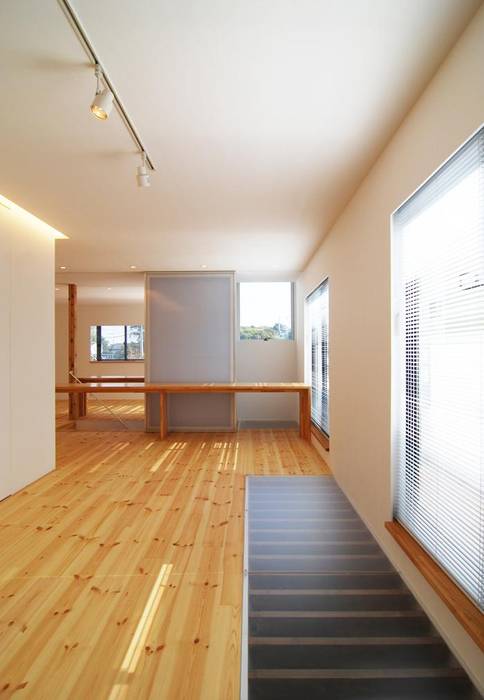 開放的な２階空間 星設計室 モダンデザインの リビング 木 木目調