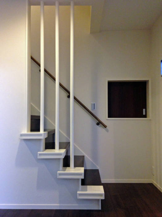 玄関 株式会社伏見屋一級建築士事務所 モダンスタイルの 玄関&廊下&階段